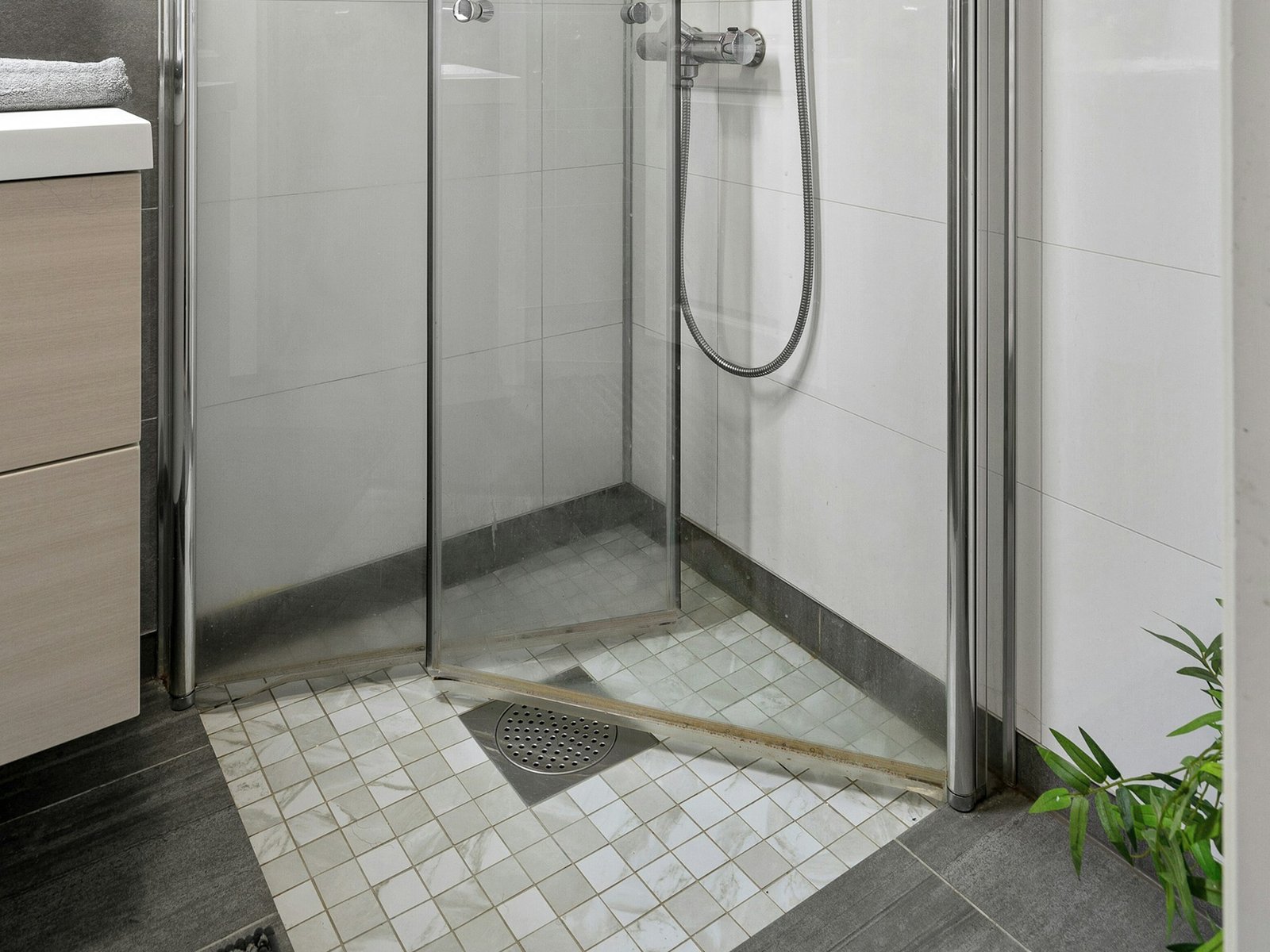 Duschabfluss mit ablaufendem Wasser